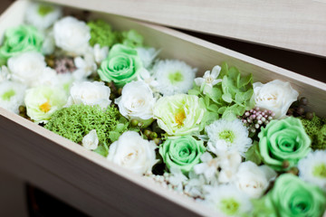 箱に入ったグリーンのプリザーブドフラワー