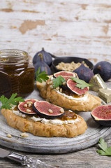 Sandwiches with figs