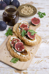 Sandwiches with figs