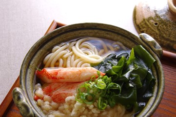 ワカメとカニカマのうどん