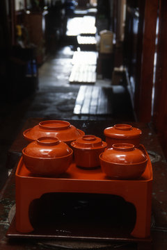 伝統工芸の輪島塗、塗師の家の廊下に置いたお膳と食器