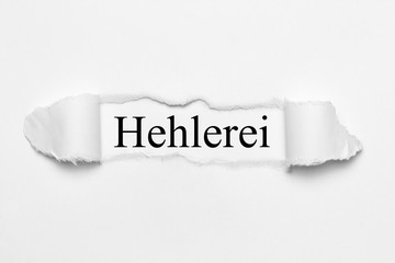 Hehlerei auf weißen gerissenen Papier