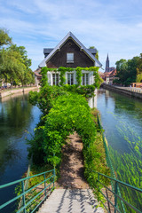 Fototapeta na wymiar Haus am Ponts couverts in Straßburg
