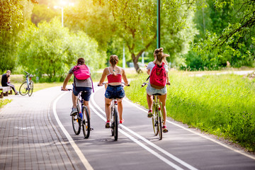 Obraz premium Cyclists ride on the bike path in the city Park 