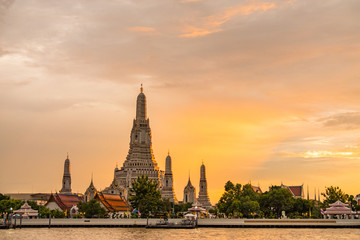 Obraz premium Landscape wat arun temple or temple of Dawn in bangkok thailand