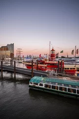 Photo sur Plexiglas Porte Port de Hambourg en Allemagne grand voilier dans le port.