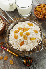 Oatmeal with raisin