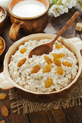 Oatmeal with raisin