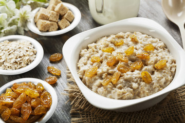 Oatmeal with raisin