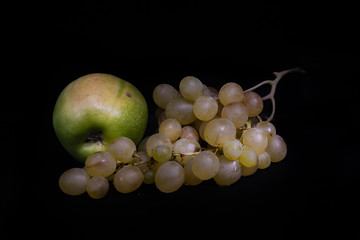 composizione di frutta uva e mela verde