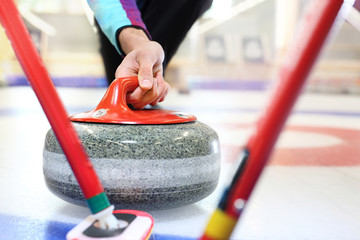 Fototapeta Zawodnicy grają w curling na torze curlingowym. obraz