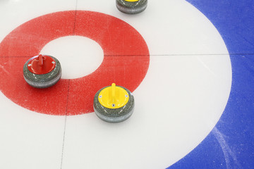 Granitowe kamienie do gry w curling.  - obrazy, fototapety, plakaty