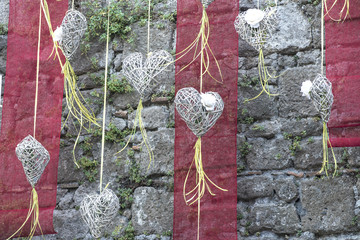 Cuori e lampade in addobbi per manifestazioni 
