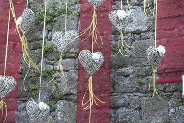 Cuori e lampade in addobbi per manifestazioni 