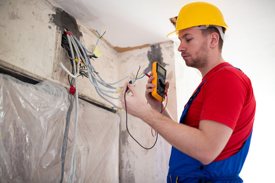 Electrician with unimer testing cable connectivity
