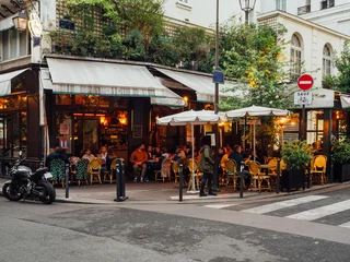Poster Gezellige straat met tafels van café in Parijs, Frankrijk © Ekaterina Belova