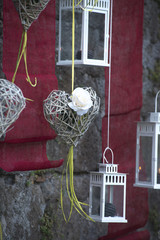 Cuori e lampade in addobbi per manifestazioni