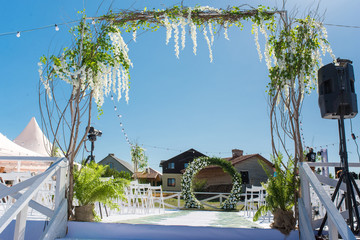 Round flower arch. Circle wedding ceremony arch. Trend