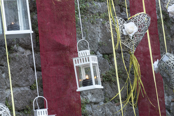 Cuori e lampade in addobbi per manifestazioni