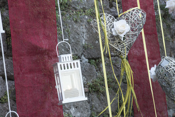 Cuori e lampade in addobbi per manifestazioni