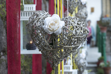 Cuori e lampade in addobbi per manifestazioni