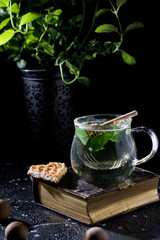 minztee im gegenlicht