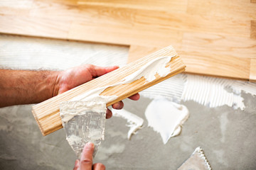 Applying of parquet glue on a floor plate