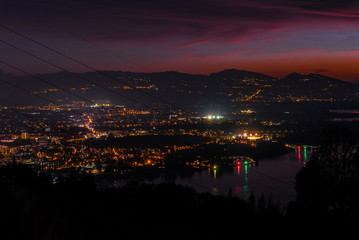 Naklejka premium Bregenz bei Nacht