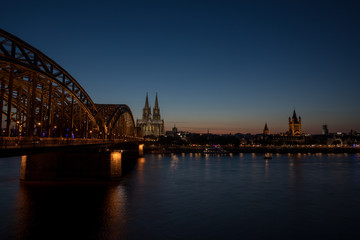 Fototapeta premium cologne bridge by night dome