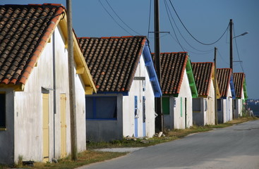Ville d'Arès, le port ostréicole, cabanes de pêcheurs colorées, département de la Gironde, France 