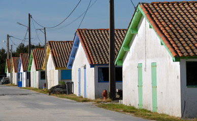 Fototapeta na wymiar Ville d'Arès, le port ostréicole, cabanes de pêcheurs colorées, département de la Gironde, France 