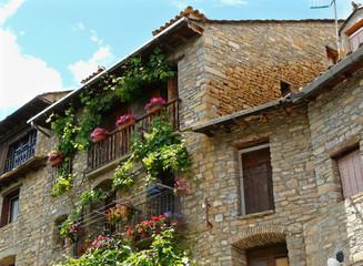 Detalle de las casas de piedra del pueblo medieval de Ainsa (Huesca). 