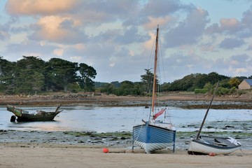 Bateaux à marée basse dans la baie de Pellinec à Penvénan en Bretagne