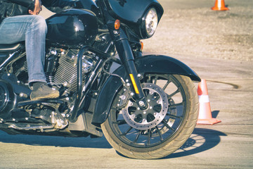 Fototapeta premium Rowerzysta w dżinsach, jazda na motocyklu