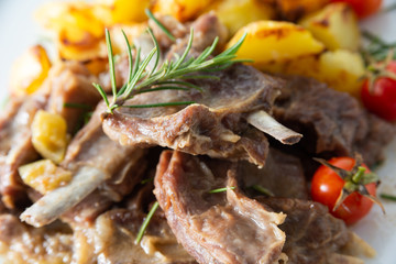 Brasato di agnello con contorno di patate arrosto