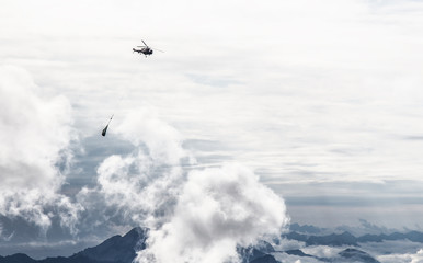 Hubschrauber mit Transportgut © Jamrooferpix