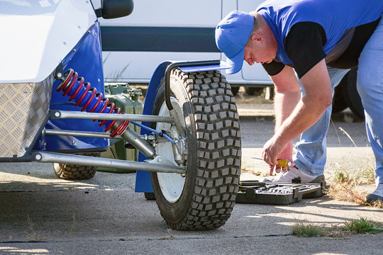 The mechanic serves the car