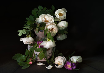 Obraz na płótnie Canvas Bouquet of white roses on dark background