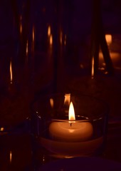 Festliche Tischdekorationen mit Kerzen und Gläsern