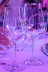 Festlicher gedeckter Tisch mit Weingläsern