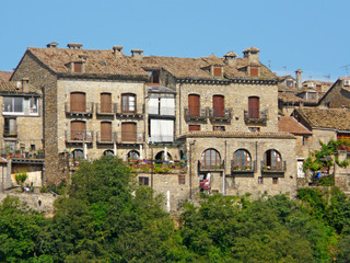 Fototapeta premium Detalle de las casas de piedra del pueblo medieval de Ainsa (Huesca). 