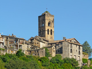 Fototapeta na wymiar Vista general del pueblo de Ainsa con sus casas antiguas medievales y su torre románcia