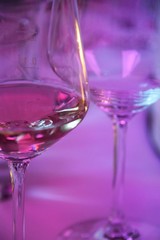 Festlicher gedeckter Tisch mit Weingläsern