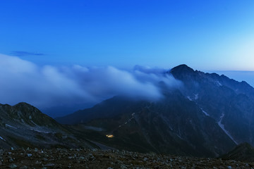 明朝の剣岳と流れる雲