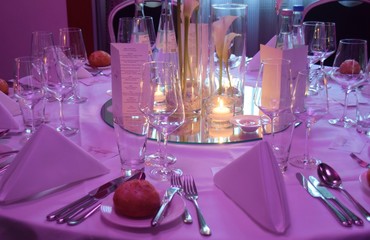 Festlicher gedeckter Tisch mit Weingläsern