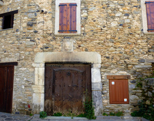 Vieja puerta en una casa noble de Benasque (Huesca)