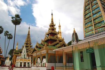 Fototapeta na wymiar Golden Pagoda