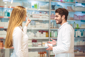 Obraz premium Experienced pharmacist counseling female customer in modern pharmacy