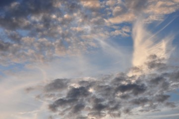 Wolkenbilder im September am Abendhimmel