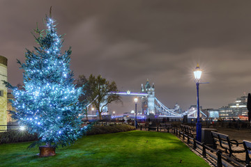 Blick auf die Tower Bridge in London in der Winterzeit mit Weihnachtsbaum